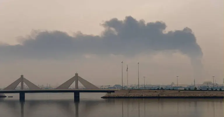 বাহরাইনের মুহাররকে ইরানি হামলায় জ্বালানি ট্যাংকে আগুন লেগে ধোঁয়ার কুণ্ডলী উঠছে